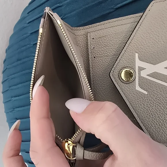 Louis Vuitton Victorine wallet - Picture 12 of 15